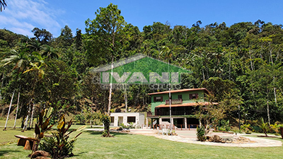 Linda propriedade com piscina em área de 65 mil m²