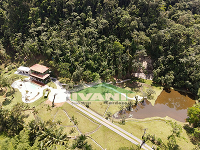 Linda propriedade com piscina em área de 65 mil m²