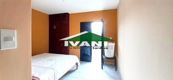Amplo apartamento a 2 quadras da orla de Itaguá, com 3 dormitórios.