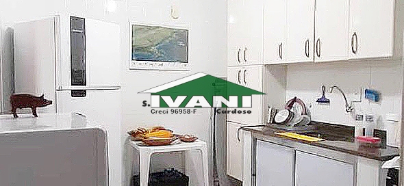 Amplo apartamento a 2 quadras da orla de Itaguá, com 3 dormitórios.