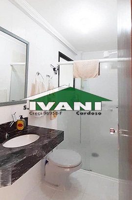 Amplo apartamento a 2 quadras da orla de Itaguá, com 3 dormitórios.