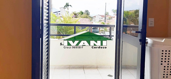 Amplo apartamento a 2 quadras da orla de Itaguá, com 3 dormitórios.