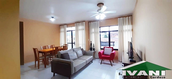 Amplo apartamento a 2 quadras da orla de Itaguá, com 3 dormitórios.